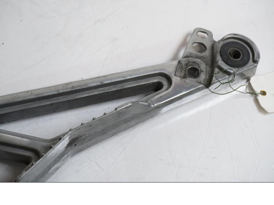 Vänster sida på Fotpinnefäste från en Yamaha FJ 1200 -1989 motorcykel.