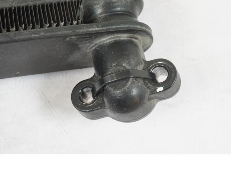 Snett uppifrån på Oljekyl från en Honda CBR 1000 F -1999 motorcykel.