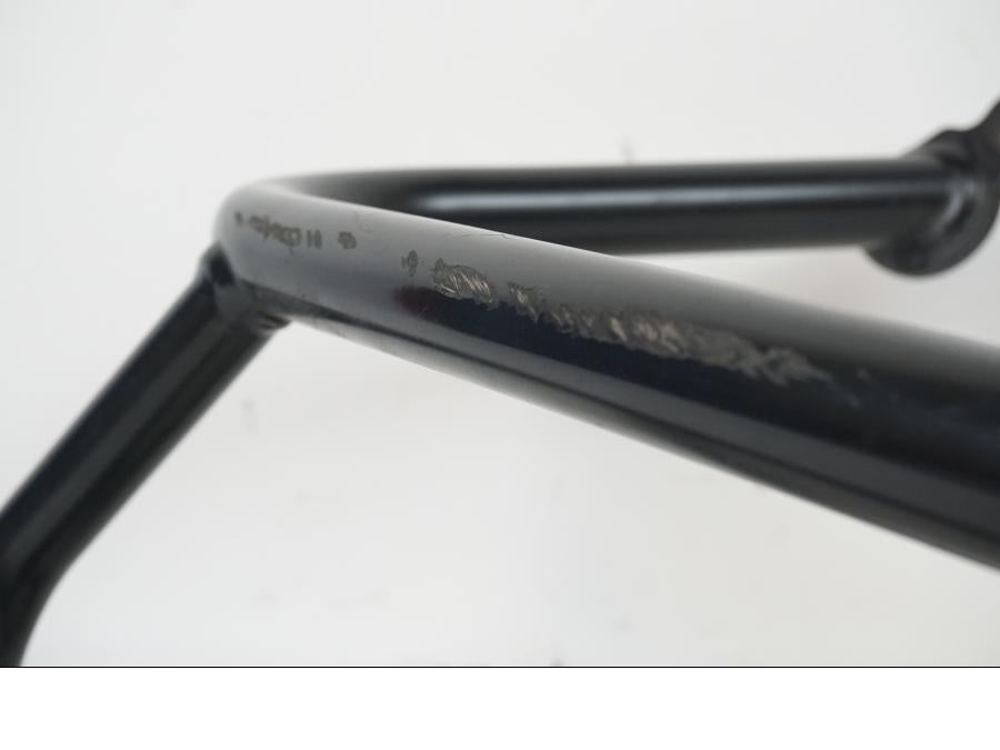 Snett nerifrån på Motorskyddsbåge från en H-D Adventure Pan America Special RA1250S -2021 motorcykel.