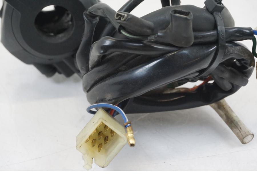 Extrabild4 på Styrelreglage från en Honda CB 750 -2002 motorcykel.