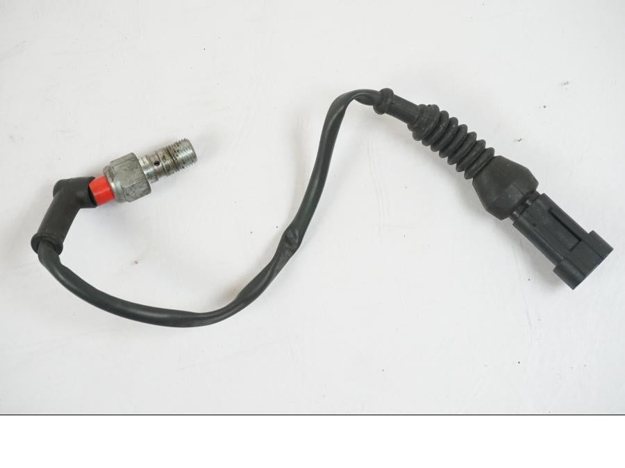 Framsidan på Bromsljuskontakt från en KTM 1290 Super Duke R -2015 motorcykel.