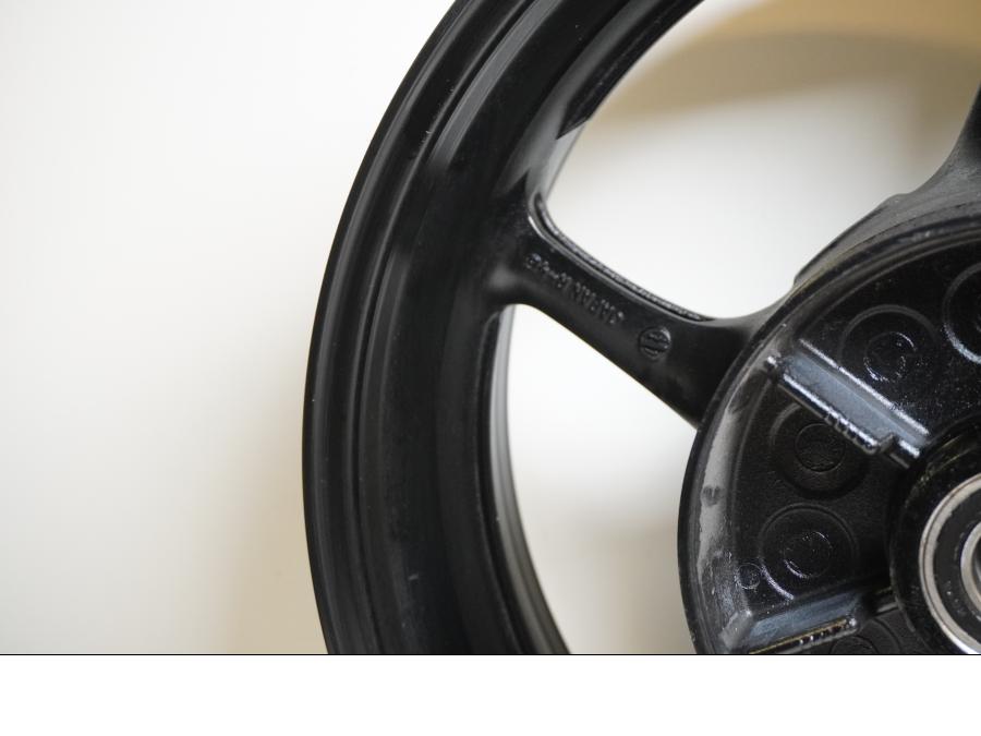 Snett nerifrån på Fälg från en Yamaha FZ-8 -2011 motorcykel.