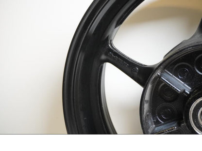 Snett nerifrån på Fälg från en Yamaha FZ-8 -2011 motorcykel.