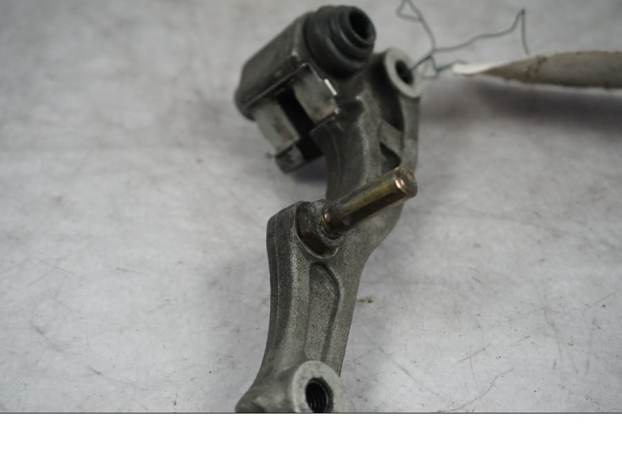 Baksidan på Bromsoksfäste från en Honda XRV 750 -1993 motorcykel.