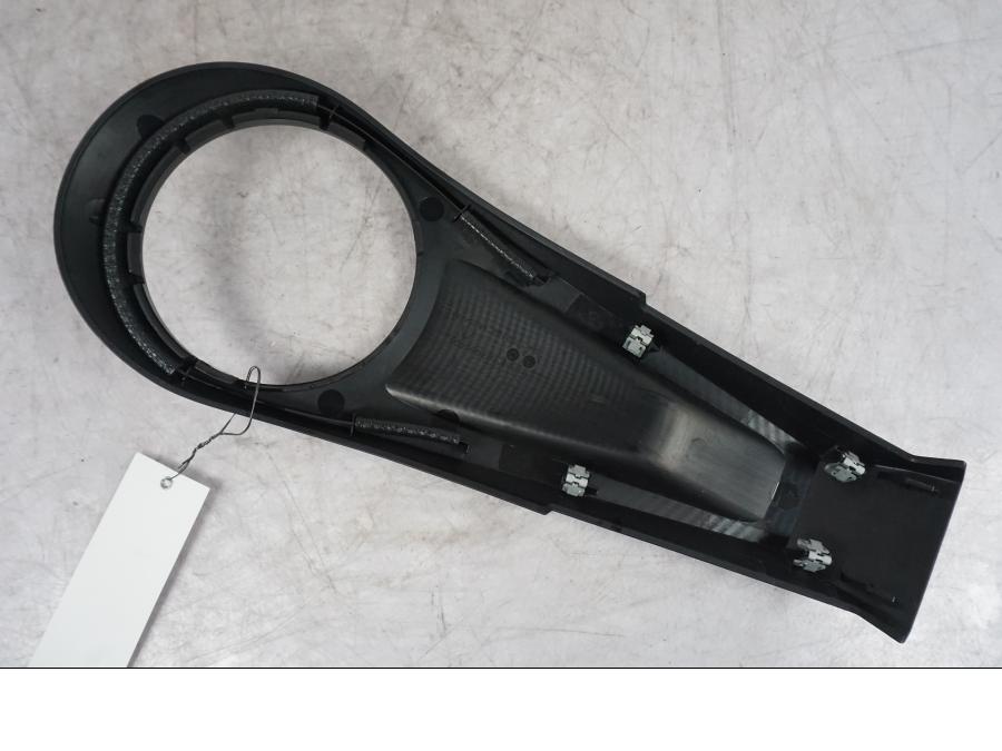 Snett uppifrån på Bensintankskåpa från en KTM 1290 Super Duke R -2022 motorcykel.