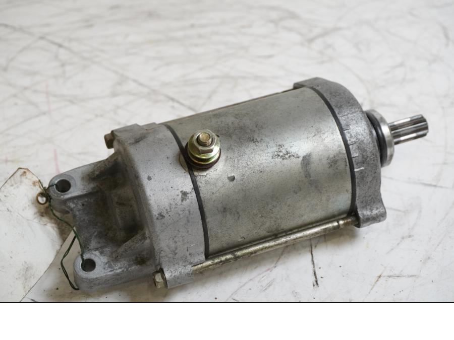 Framsidan på Startmotor från en Honda CB 600 Hornet -2002 motorcykel.