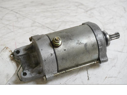 Framsidan på Startmotor från en Honda CB 600 Hornet -2002 motorcykel.