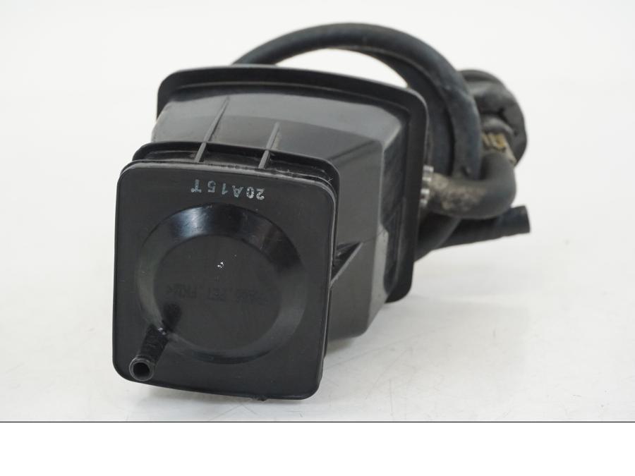 Snett uppifrån på Fuel Evap System från en Ducati Streetfighter V4 -2020 motorcykel.