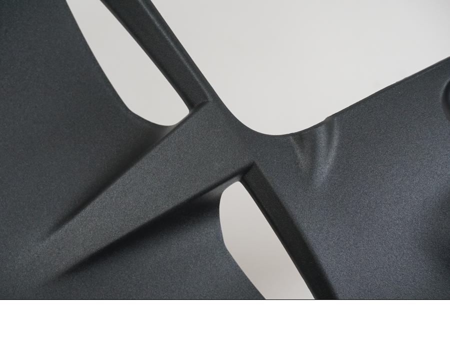 Snett nerifrån på Svingskärm från en Ducati X Diavel S -2016 motorcykel.