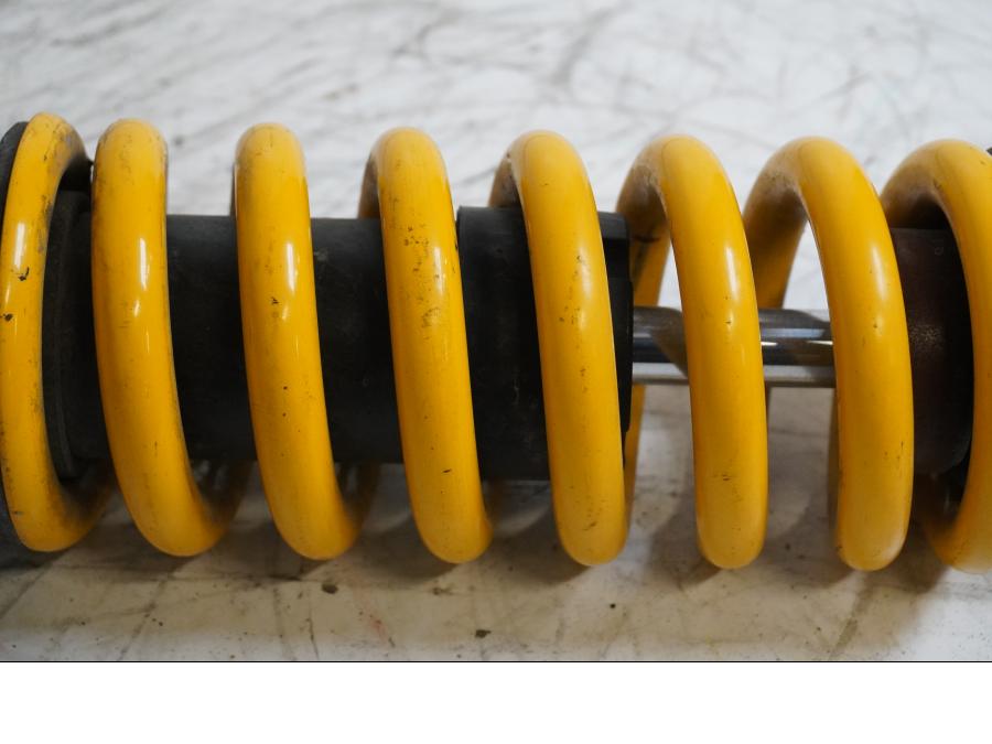 Snett uppifrån på Stötdämpare från en Yamaha YZF-R 125 -2009 motorcykel.