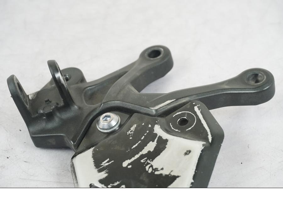Snett uppifrån på Fotpinnefäste från en Kawasaki Z 900 -2019 motorcykel.