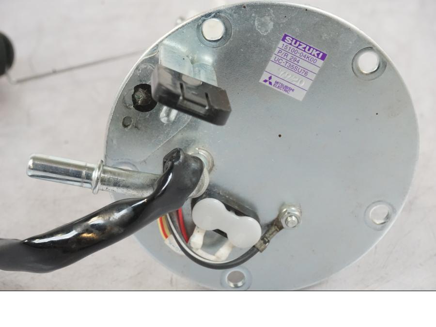 Snett nerifrån på Bensinpump insprut från en Suzuki GSX-S 1000 -2017 motorcykel.