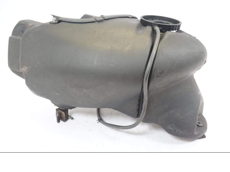 Vänster sida på Bensintank från en BMW F 650 -1998 motorcykel.