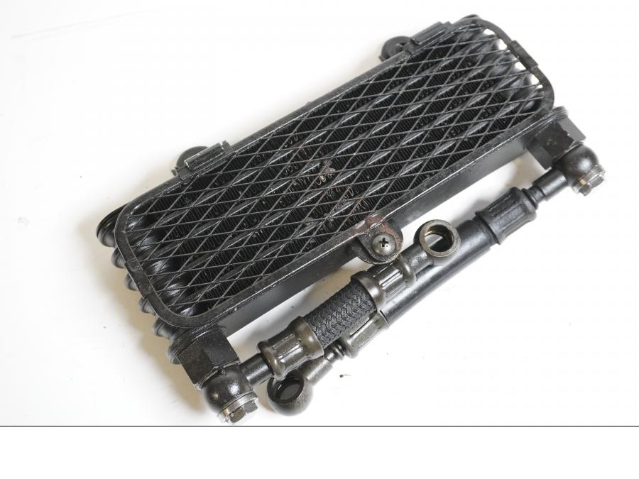 Vänster sida på Oljekyl från en Suzuki TL 1000 S -1997 motorcykel.