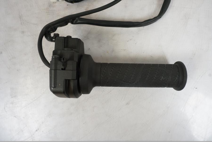 Baksidan på Gasreglage från en KTM 1290 Super Duke R -2021 motorcykel.