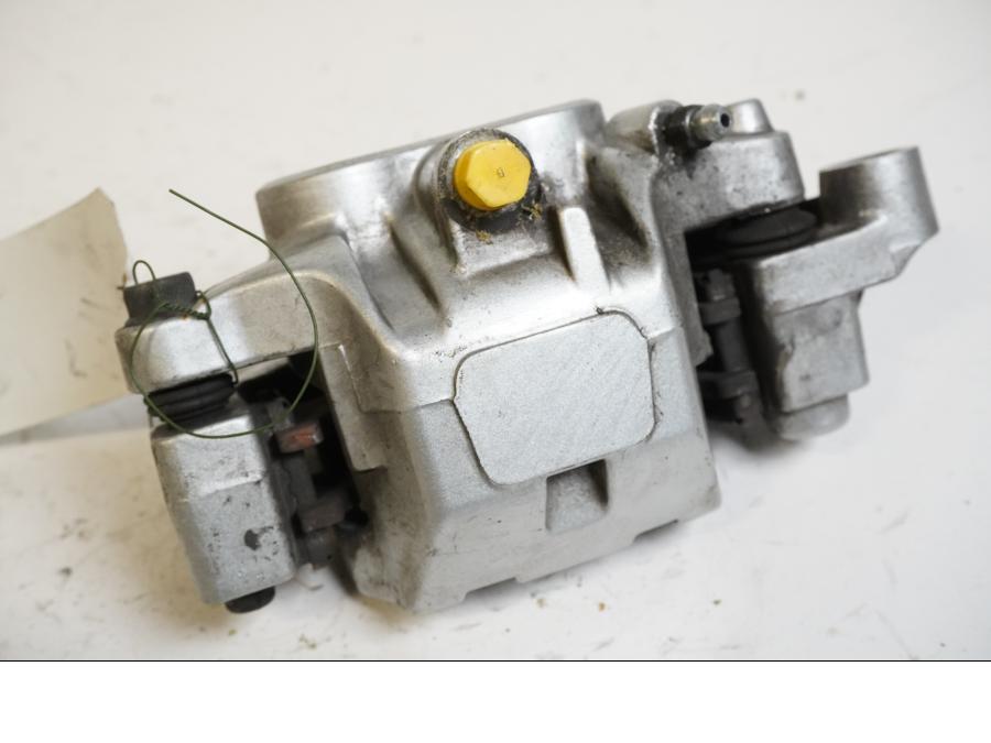 Baksidan på Bromsok från en Yamaha XVS 1100 -1999 motorcykel.