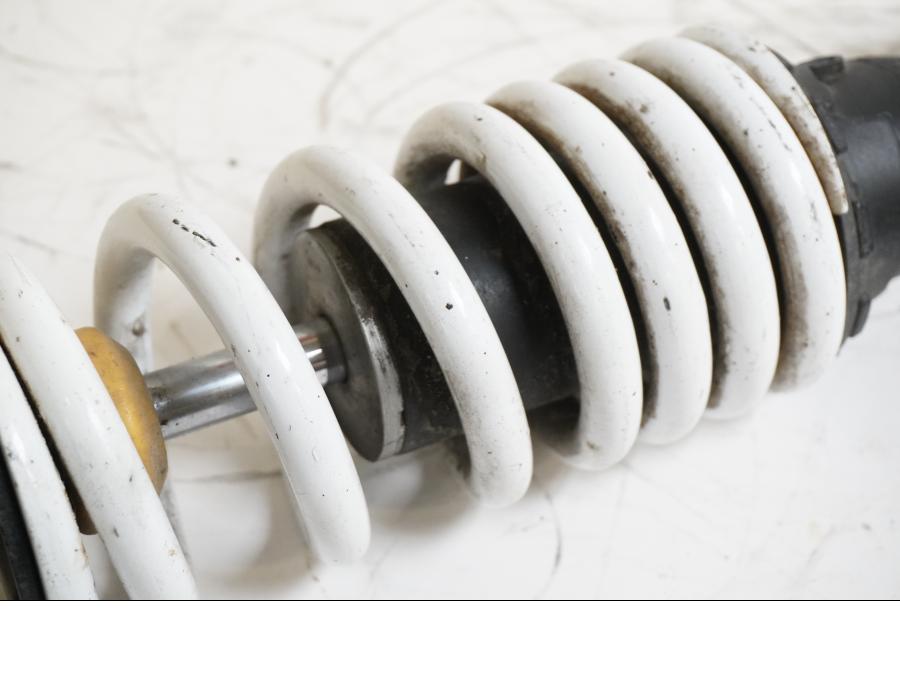 Baksidan på Stötdämpare från en KTM 125 Duke -2013 motorcykel.