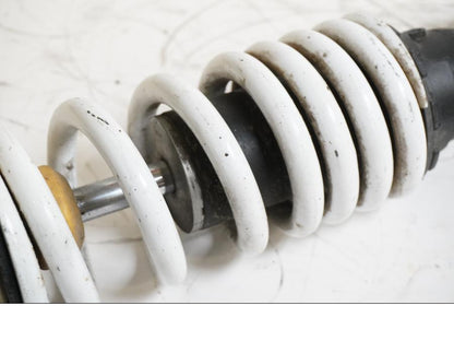 Baksidan på Stötdämpare från en KTM 125 Duke -2013 motorcykel.