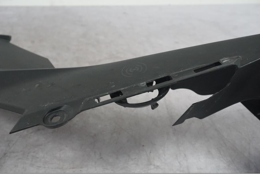 Vänster sida på Sidkåpa från en KTM 1290 Super Duke R -2022 motorcykel.