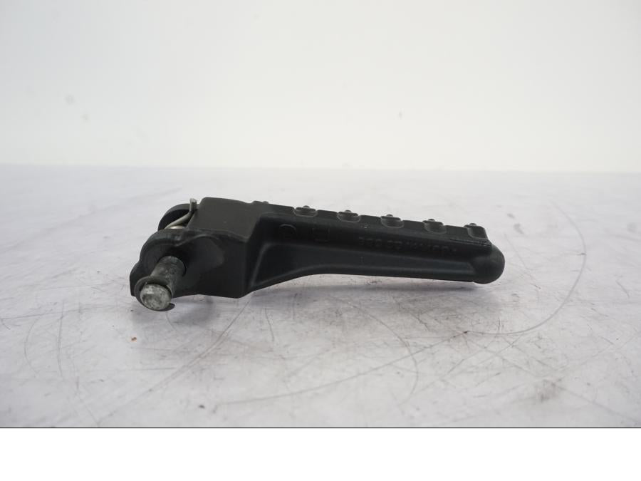 Baksidan på Fotpinne från en KTM 1290 Super Duke -2019 motorcykel.