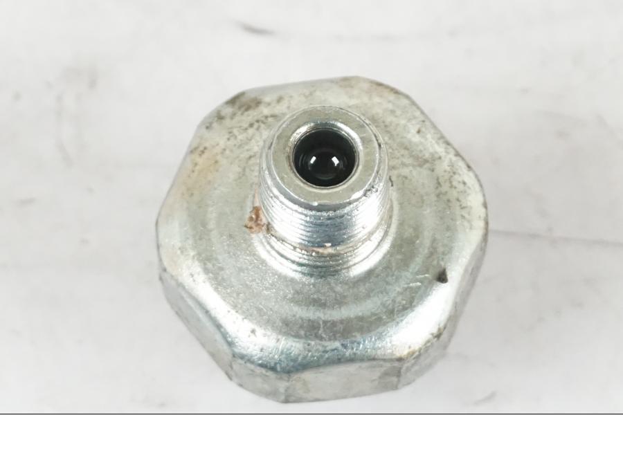 Höger sida på Oljetryckgivare från en Kawasaki Z 900 -2019 motorcykel.