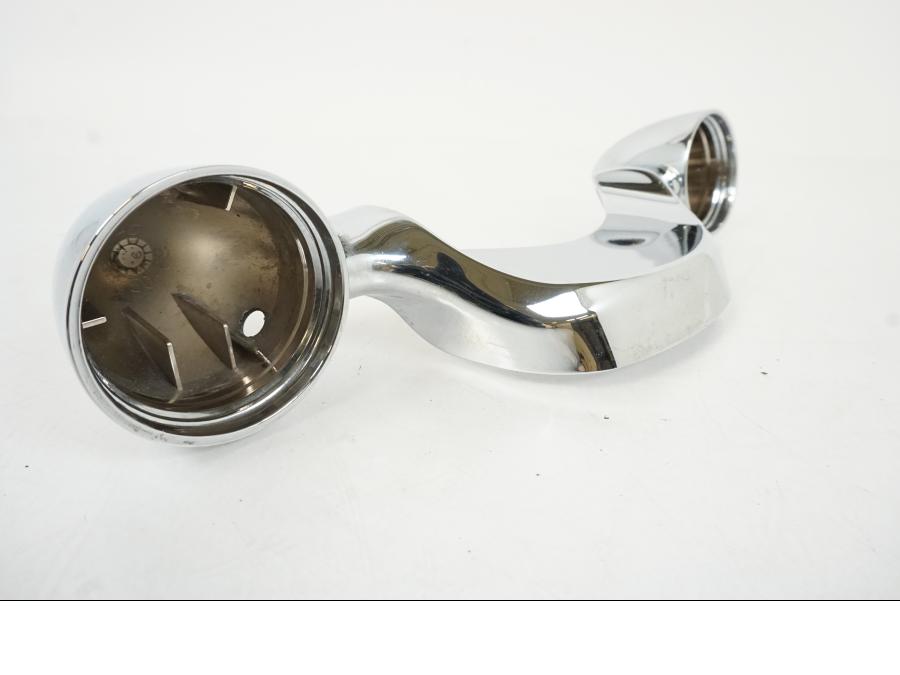 Baksidan på Blinkersfästekromkåpa från en H-D FLHC -2018 motorcykel.