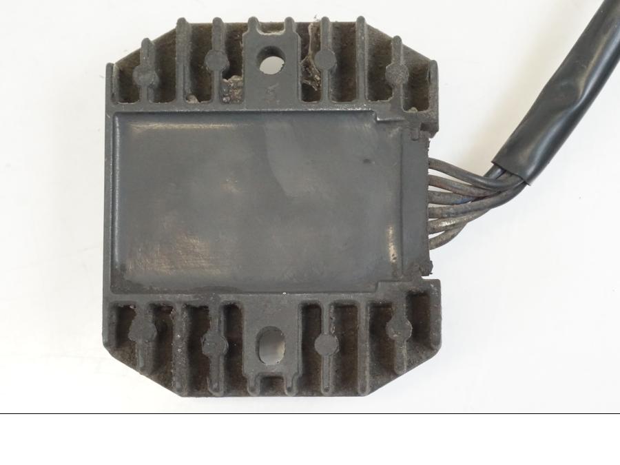 Snett uppifrån på Likriktare från en Kawasaki VN 800 -2000 motorcykel.