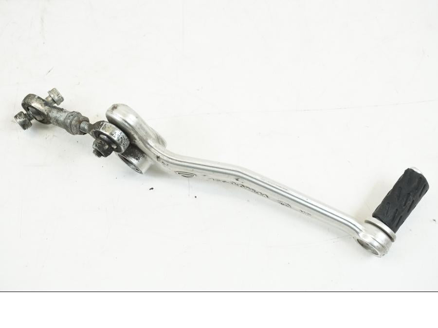 Vänster sida på Bromspedal från en Ducati Hyperstrada -2013 motorcykel.