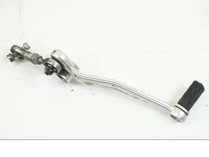 Vänster sida på Bromspedal från en Ducati Hyperstrada -2013 motorcykel.