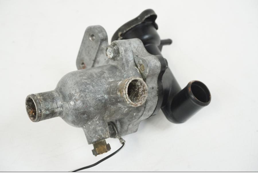 Snett uppifrån på Vattentermostathus från en Aprilia RS 250 -1998 motorcykel.