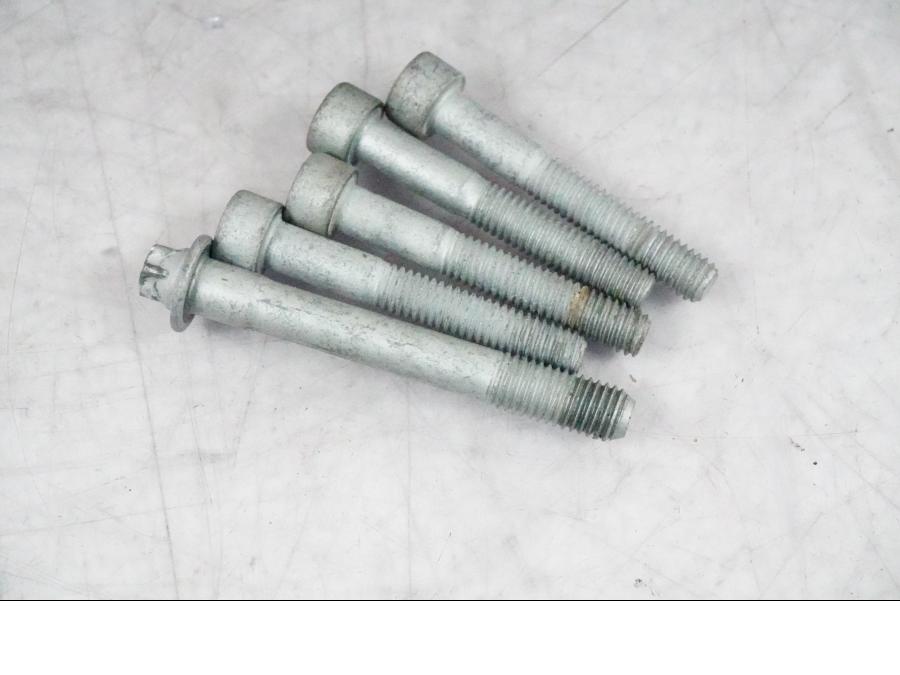 Baksidan på Vattenpump från en BMW K 1200 S -2005 motorcykel.