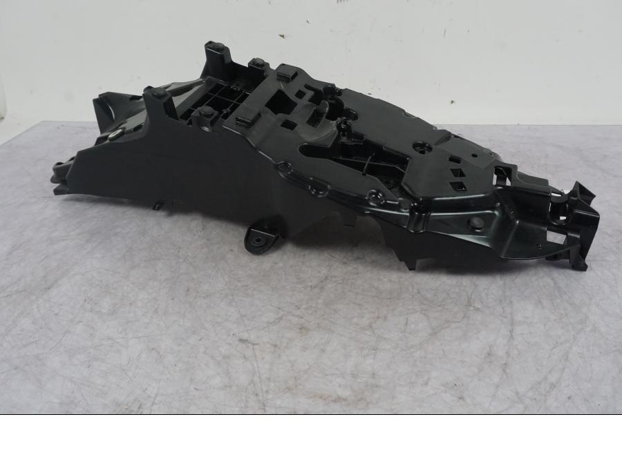 Snett uppifrån på Undertail från en Yamaha MT-09 -2024 motorcykel.