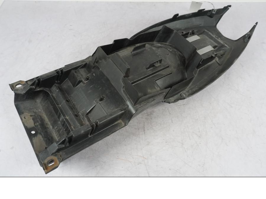 Framsidan på Undertail från en Suzuki GSF 1250 -2010 motorcykel.