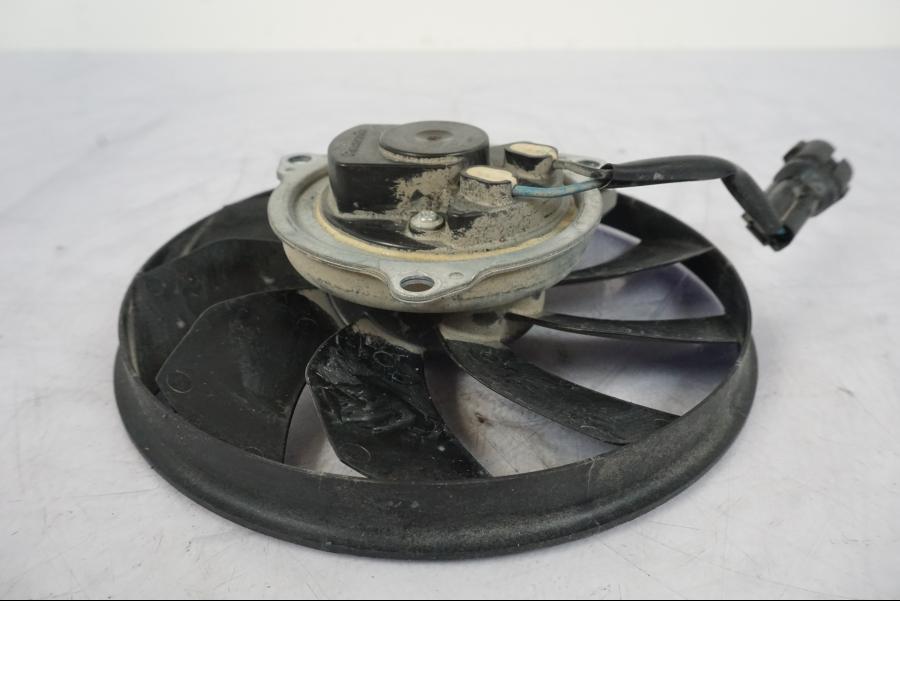 Vänster sida på Vattenkylfläkt från en Honda VFR 1200 -2010 motorcykel.