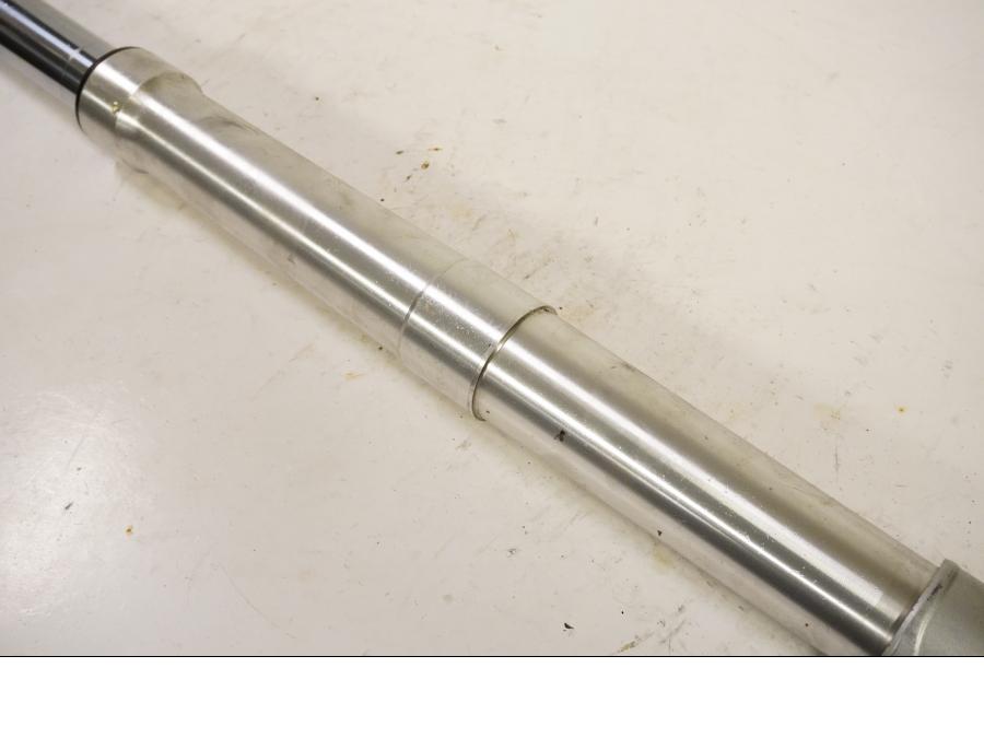 Höger sida på <p>Gaffelben höger från BMW R 1200 GS 2006.</p>

<p>Små märken finns på nedre del av gaffelben.</p> motorcykel.