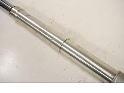 Höger sida på <p>Gaffelben höger från BMW R 1200 GS 2006.</p>

<p>Små märken finns på nedre del av gaffelben.</p> motorcykel.