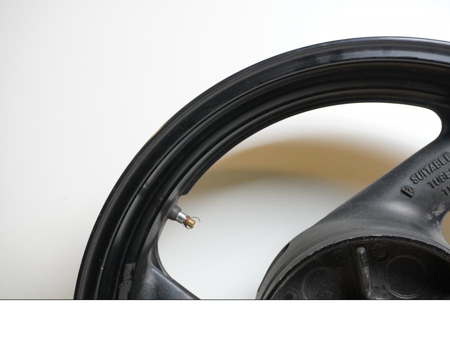 Snett uppifrån på Fälg från en Yamaha FZ-S 600 -1998 motorcykel.