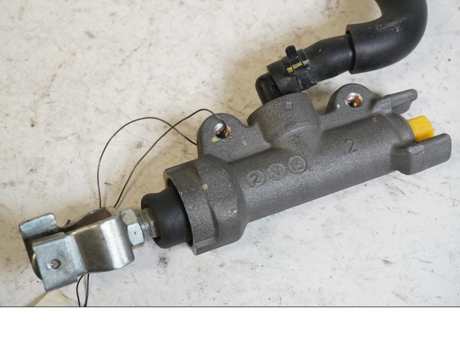 Vänster sida på Bromshuvudcylinder från en Honda CRF 250 -2013 motorcykel.