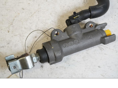 Vänster sida på Bromshuvudcylinder från en Honda CRF 250 -2013 motorcykel.