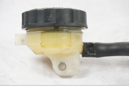 Snett nerifrån på Bromshuvudcylinder från en Kawasaki ZX-6R -2011 motorcykel.