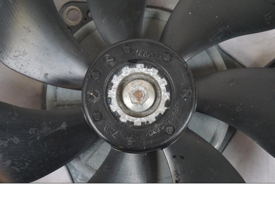 Höger sida på Vattenkylfläkt från en KTM 690 Duke -2014 motorcykel.