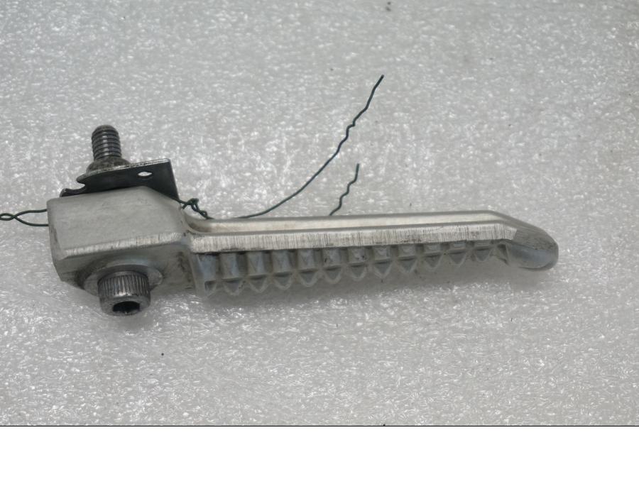 Baksidan på Fotpinne från en Yamaha YZF 1000 R1 -2001 motorcykel.