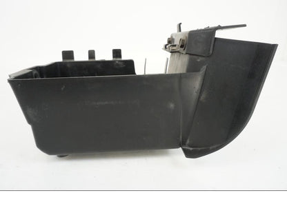 Baksidan på Batterihållare från en Kawasaki VN 1500 Mean Streak -2002 motorcykel.