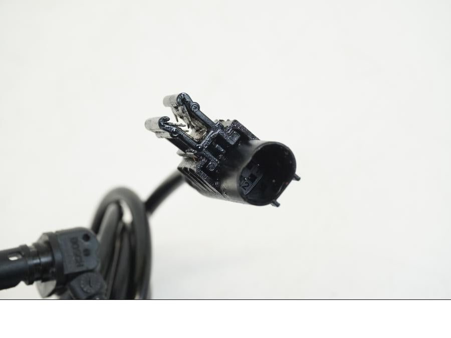 Snett nerifrån på ABS givare från en Ducati Streetfighter V4 -2020 motorcykel.