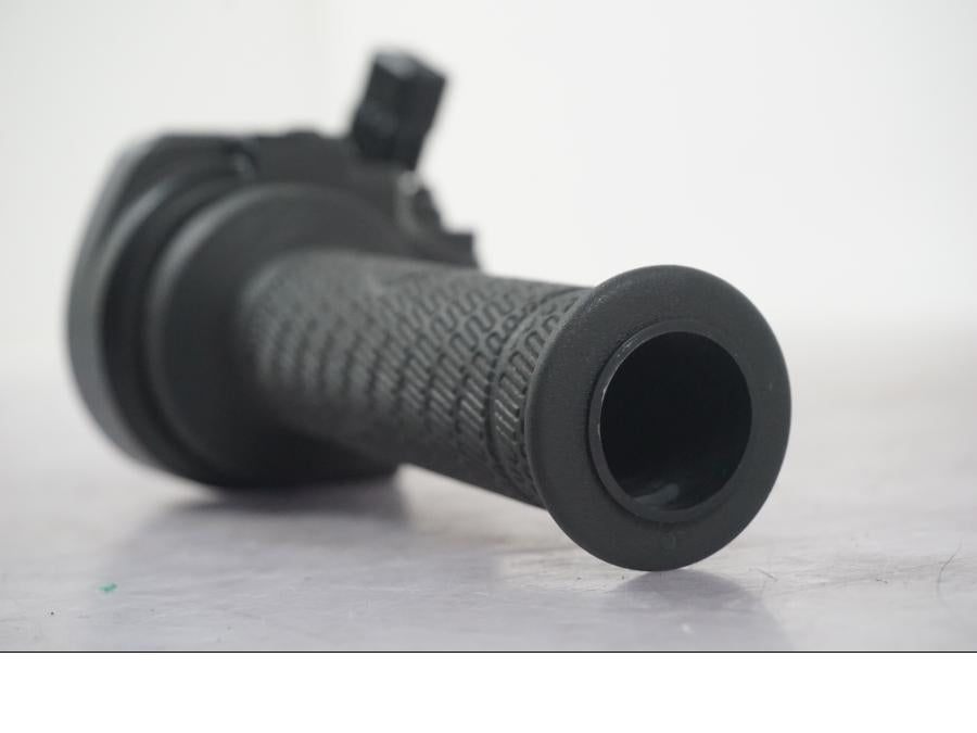 Vänster sida på Gasreglage från en KTM 1290 Super Duke R -2022 motorcykel.