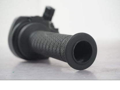 Vänster sida på Gasreglage från en KTM 1290 Super Duke R -2022 motorcykel.