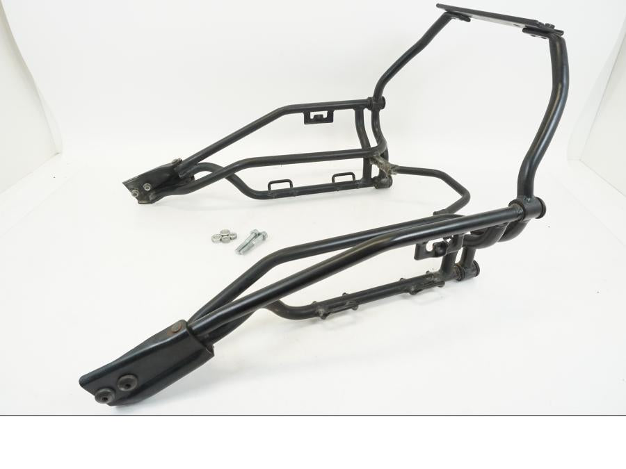 Framsidan på Sidoväskhållare från en Honda XL 1000 V -1999 motorcykel.