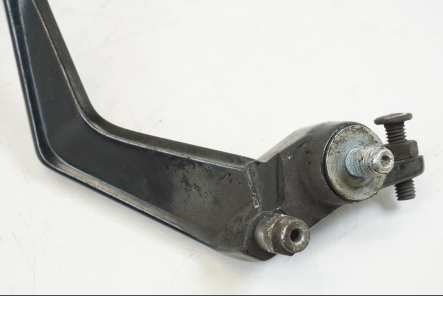 Snett nerifrån på Bromspedal från en Ducati Streetfighter S -2011 motorcykel.