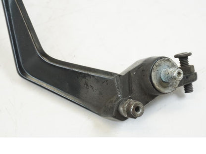 Snett nerifrån på Bromspedal från en Ducati Streetfighter S -2011 motorcykel.