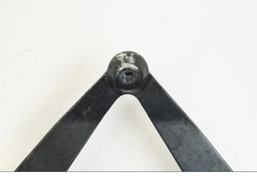 Snett nerifrån på Styrdämpare från en Ducati Streetfighter S -2011 motorcykel.